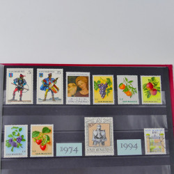 Lot massif de timbres du monde neufs et oblitérés en 8 albums.