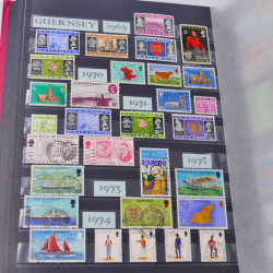 Lot massif de timbres du monde neufs et oblitérés en 8 albums.