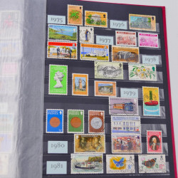 Lot massif de timbres du monde neufs et oblitérés en 8 albums.