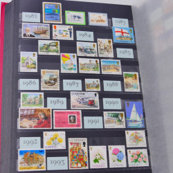 Lot massif de timbres du monde neufs et oblitérés en 8 albums.