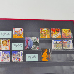 Lot massif de timbres du monde neufs et oblitérés en 8 albums.