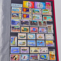 Lot massif de timbres du monde neufs et oblitérés en 8 albums.