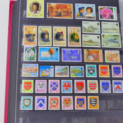 Lot massif de timbres du monde neufs et oblitérés en 8 albums.