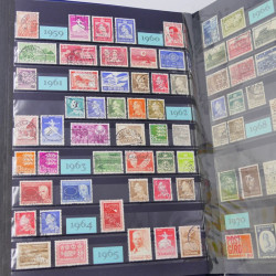 Lot massif de timbres du monde neufs et oblitérés en 8 albums.