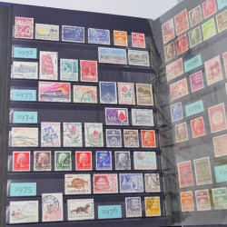 Lot massif de timbres du monde neufs et oblitérés en 8 albums.