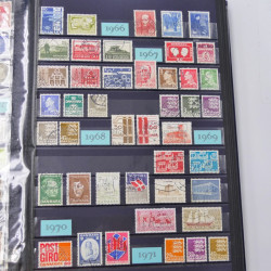 Lot massif de timbres du monde neufs et oblitérés en 8 albums.