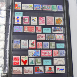 Lot massif de timbres du monde neufs et oblitérés en 8 albums.