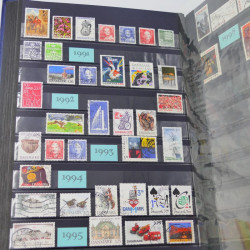 Lot massif de timbres du monde neufs et oblitérés en 8 albums.