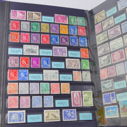 Lot massif de timbres du monde neufs et oblitérés en 8 albums.
