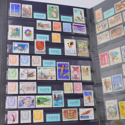 Lot massif de timbres du monde neufs et oblitérés en 8 albums.