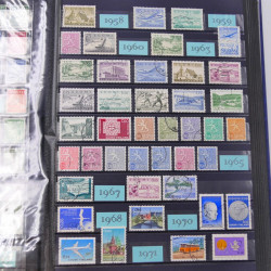 Lot massif de timbres du monde neufs et oblitérés en 8 albums.