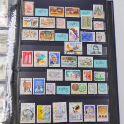 Lot massif de timbres du monde neufs et oblitérés en 8 albums.