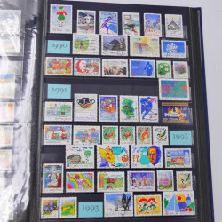 Lot massif de timbres du monde neufs et oblitérés en 8 albums.