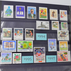 Lot massif de timbres du monde neufs et oblitérés en 8 albums.