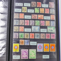 Lot massif de timbres du monde neufs et oblitérés en 8 albums.