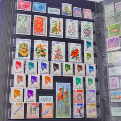 Lot massif de timbres du monde neufs et oblitérés en 8 albums.
