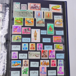 Lot massif de timbres du monde neufs et oblitérés en 8 albums.