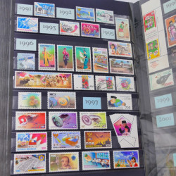 Lot massif de timbres du monde neufs et oblitérés en 8 albums.
