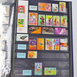 Lot massif de timbres du monde neufs et oblitérés en 8 albums.
