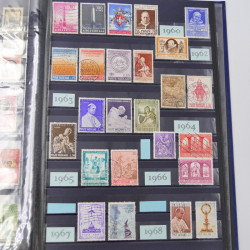 Lot massif de timbres du monde neufs et oblitérés en 8 albums.