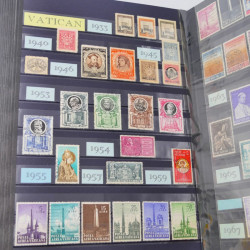 Lot massif de timbres du monde neufs et oblitérés en 8 albums.