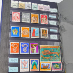 Lot massif de timbres du monde neufs et oblitérés en 8 albums.