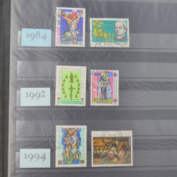 Lot massif de timbres du monde neufs et oblitérés en 8 albums.