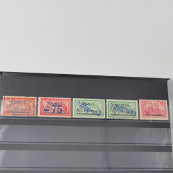 Lot massif de timbres du monde neufs et oblitérés en 8 albums.