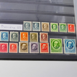 Lot massif de timbres du monde neufs et oblitérés en 8 albums.