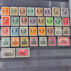 Lot massif de timbres du monde neufs et oblitérés en 8 albums.