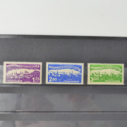 Lot massif de timbres du monde neufs et oblitérés en 8 albums.