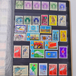 Lot massif de timbres du monde neufs et oblitérés en 9 albums.