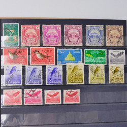 Lot massif de timbres du monde neufs et oblitérés en 9 albums.