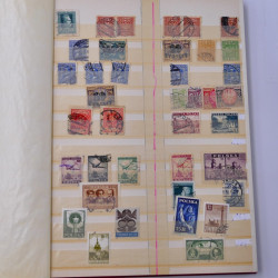 Lot massif de timbres du monde neufs et oblitérés en 9 albums.