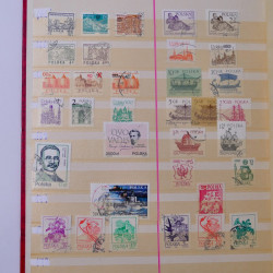 Lot massif de timbres du monde neufs et oblitérés en 9 albums.