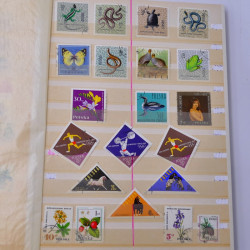 Lot massif de timbres du monde neufs et oblitérés en 9 albums.