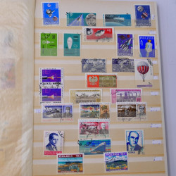 Lot massif de timbres du monde neufs et oblitérés en 9 albums.