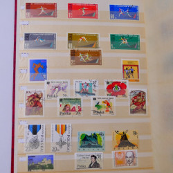 Lot massif de timbres du monde neufs et oblitérés en 9 albums.