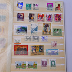 Lot massif de timbres du monde neufs et oblitérés en 9 albums.