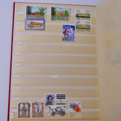 Lot massif de timbres du monde neufs et oblitérés en 9 albums.