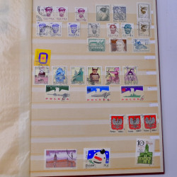 Lot massif de timbres du monde neufs et oblitérés en 9 albums.