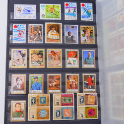 Lot massif de timbres du monde neufs et oblitérés en 9 albums.