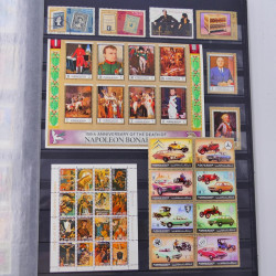 Lot massif de timbres du monde neufs et oblitérés en 9 albums.