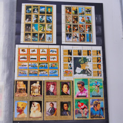 Lot massif de timbres du monde neufs et oblitérés en 9 albums.