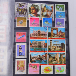 Lot massif de timbres du monde neufs et oblitérés en 9 albums.