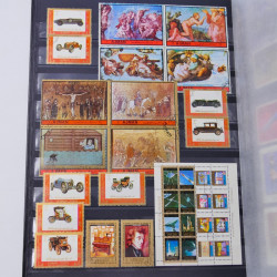 Lot massif de timbres du monde neufs et oblitérés en 9 albums.