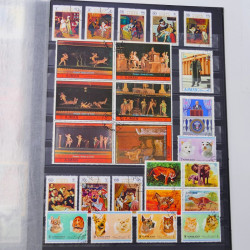 Lot massif de timbres du monde neufs et oblitérés en 9 albums.