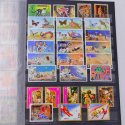Lot massif de timbres du monde neufs et oblitérés en 9 albums.