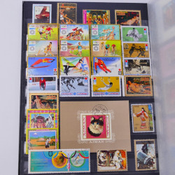 Lot massif de timbres du monde neufs et oblitérés en 9 albums.