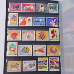 Lot massif de timbres du monde neufs et oblitérés en 9 albums.